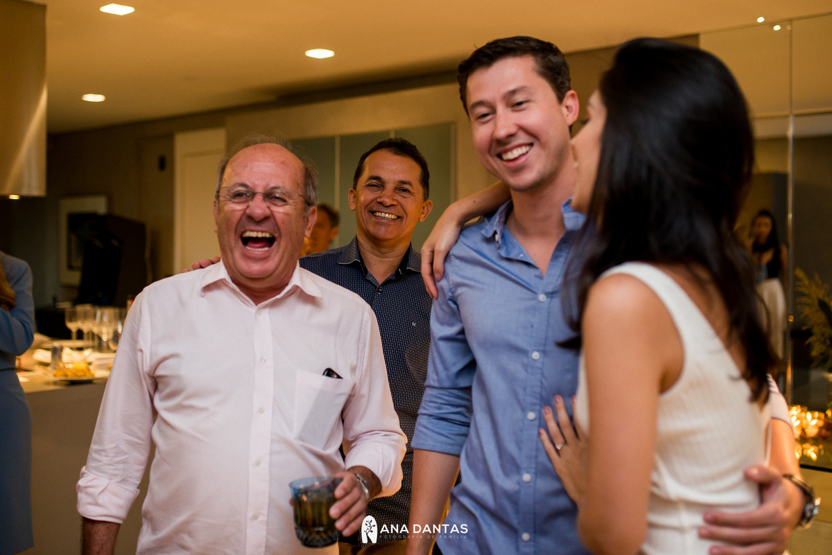 Sorriso entre os noivos e seus convidados 