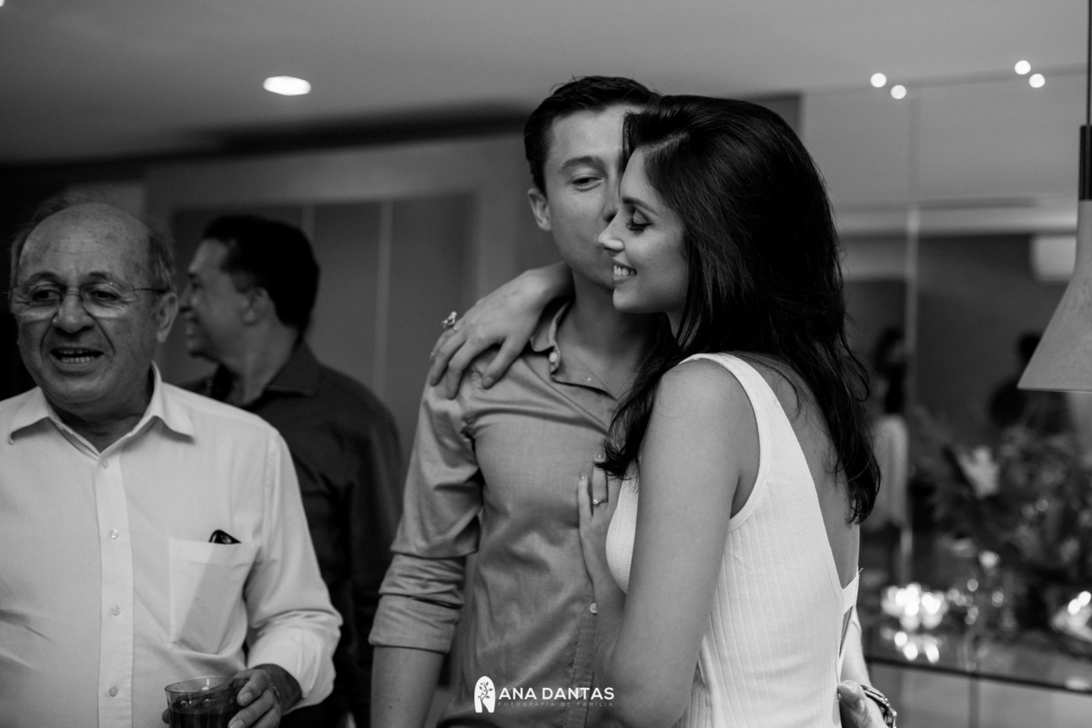 Homem beijando sua mulher 