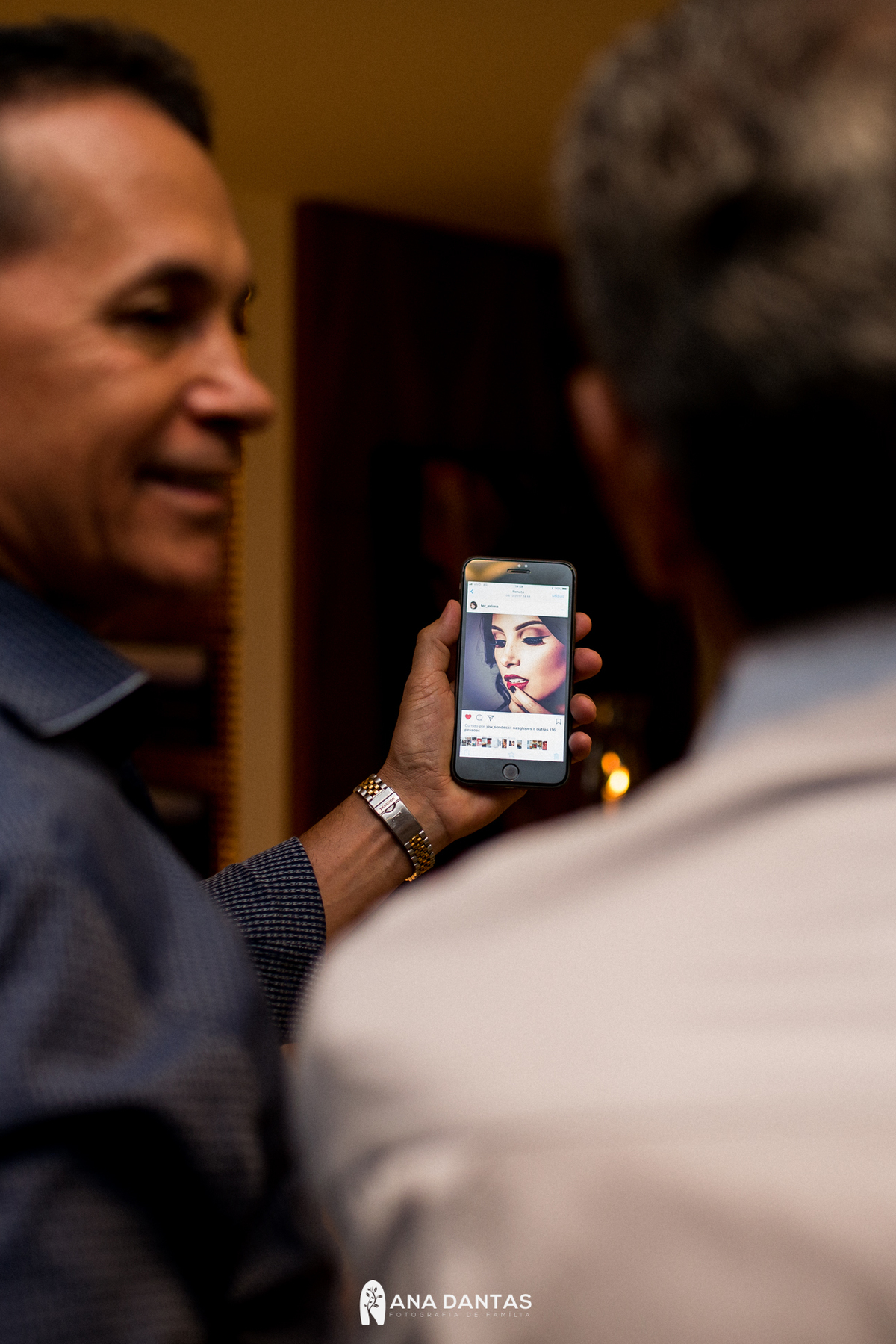 Homem mostrando uma foto de sua mulher 