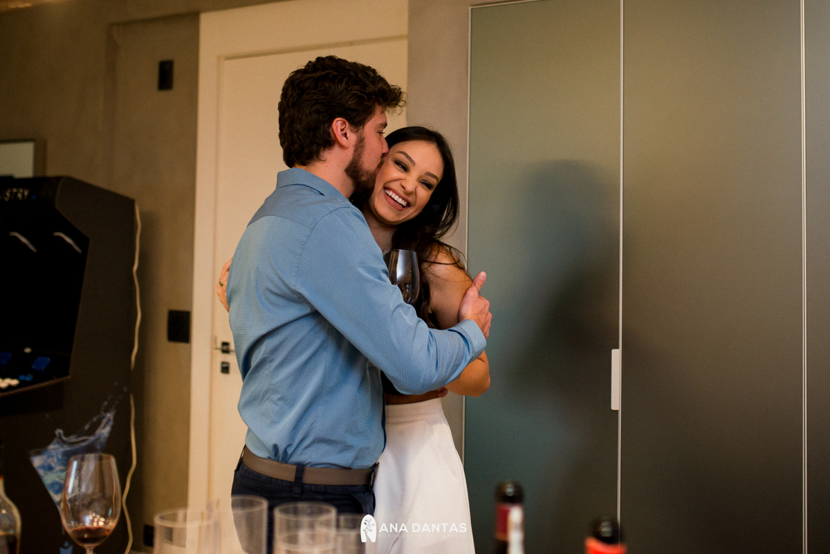 Casal sorrindo e muito contente