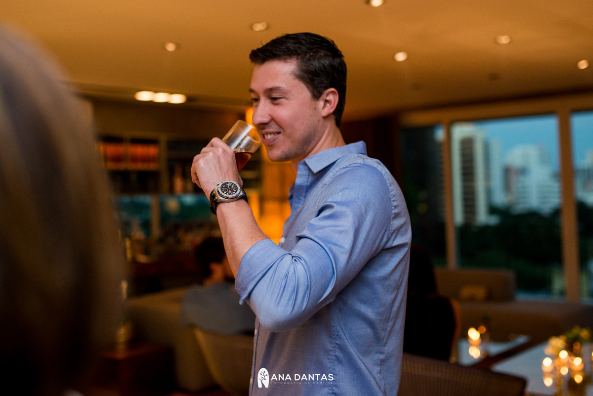 Marido feliz com a cerimonia 