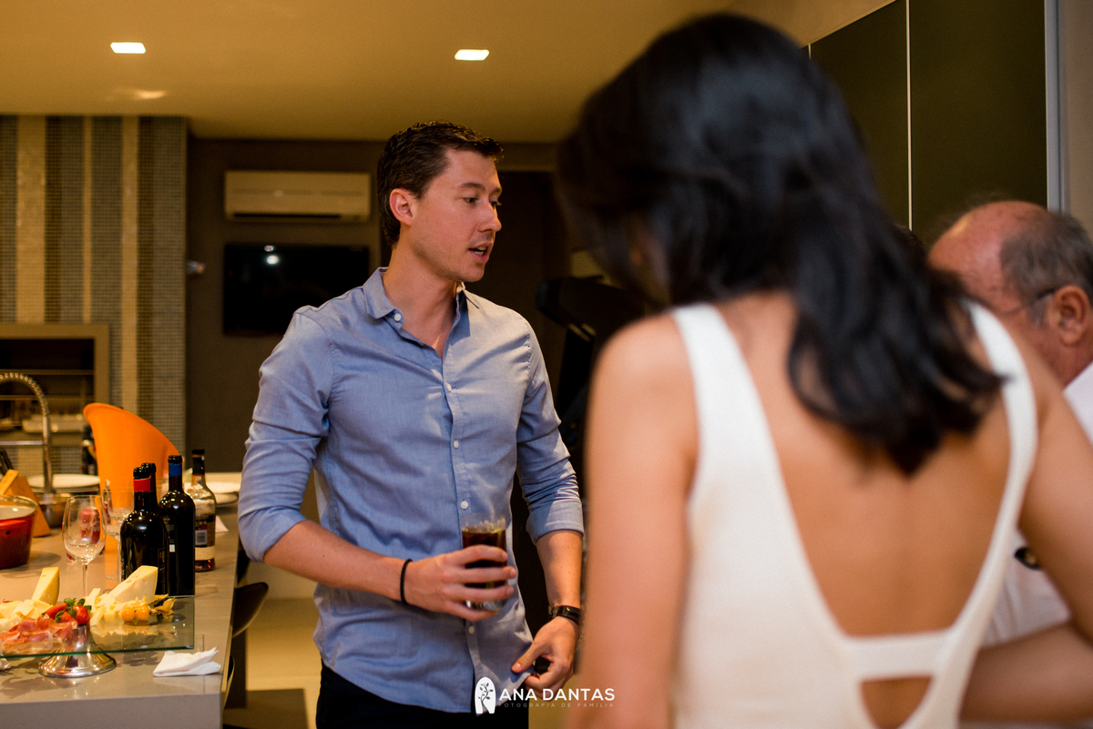 Noivo interagindo no seu casamento 