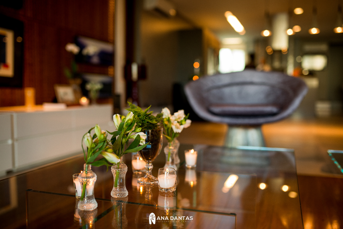 Mesa decorada com velas e plantas