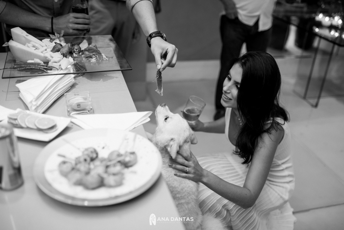 Noiva comendo a comida de seu casamento 