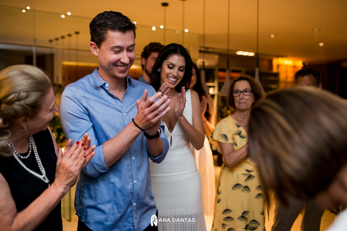 Pessoas batendo palmas 