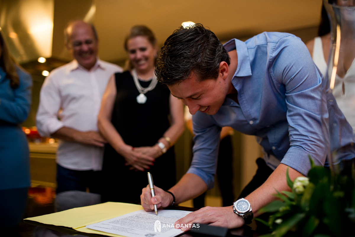 Homem assinando o seu casamento 