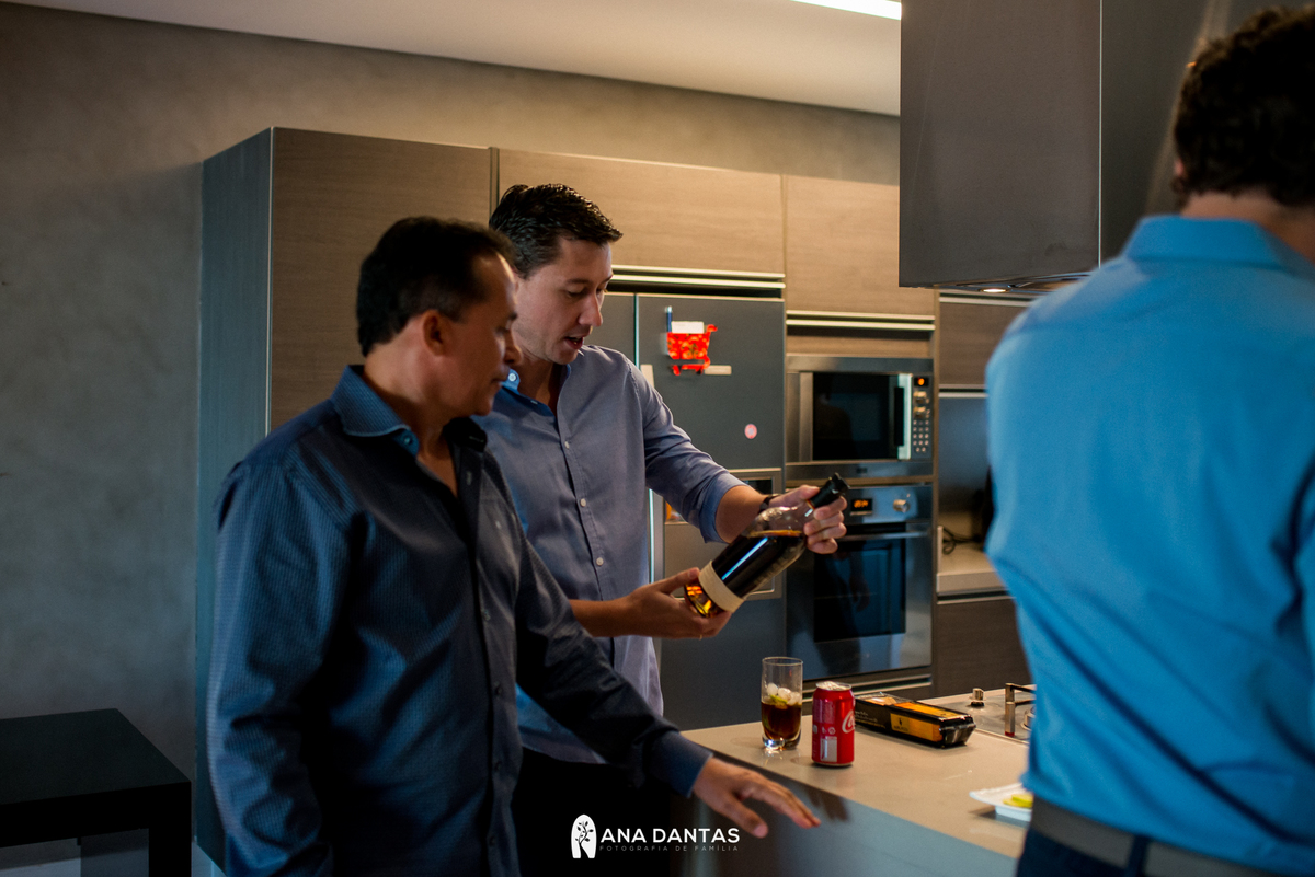Homens observando o vinho para o casamento no civil 