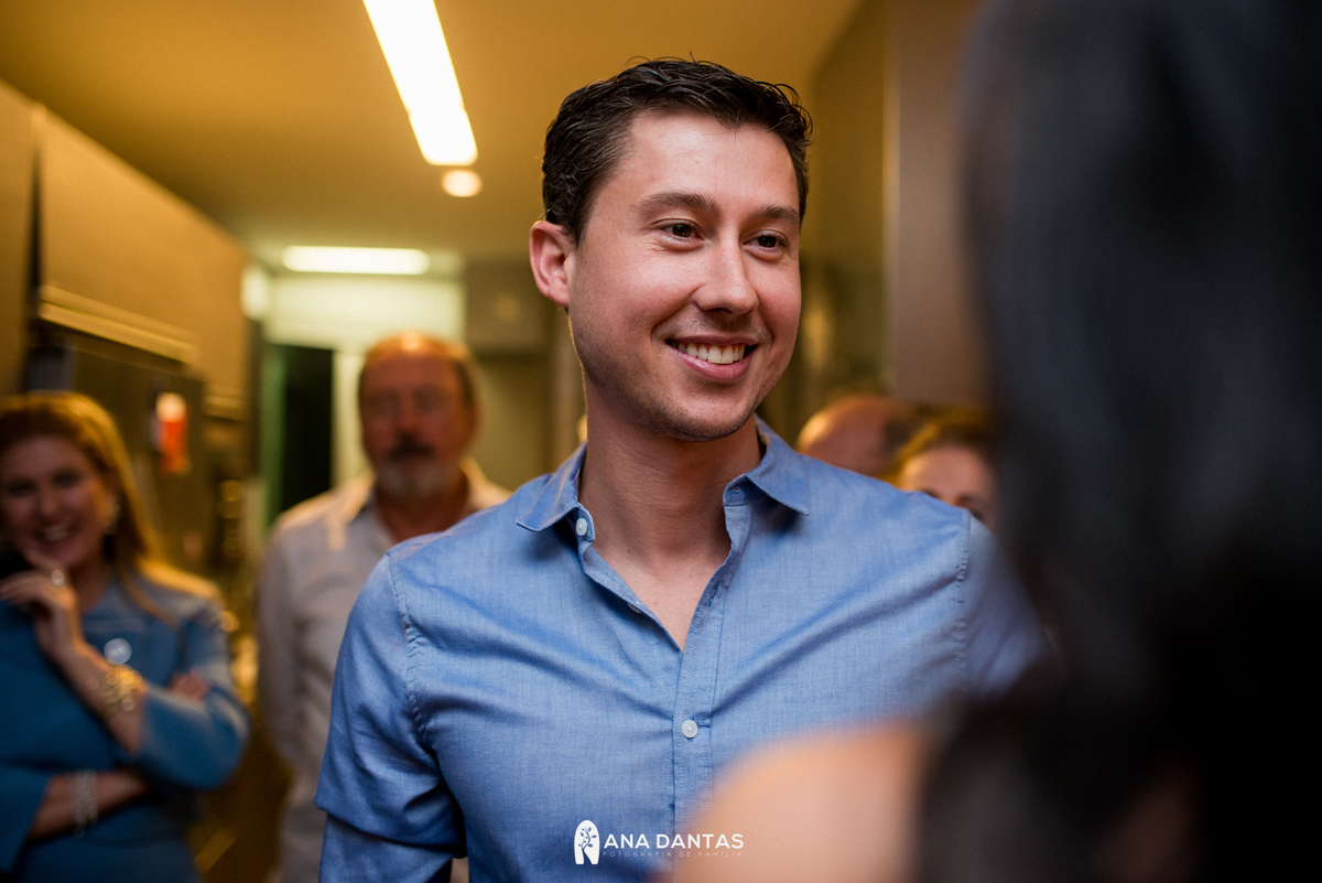 Homem sorrindo para sua mulher 