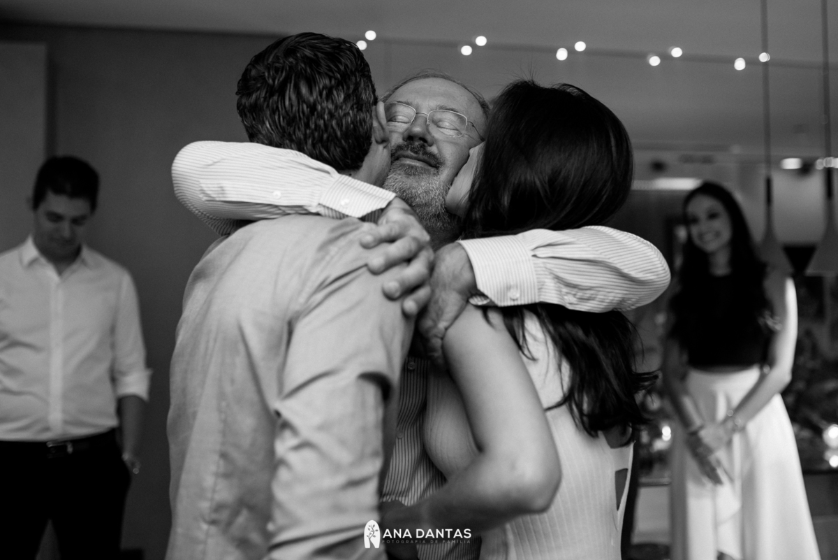 Beijo dos noivos no pai 