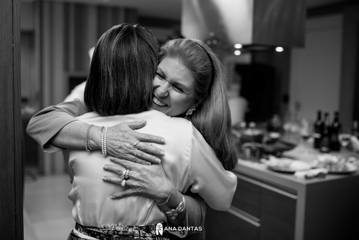 Convidadas se abraçando e emocionada com o dia 