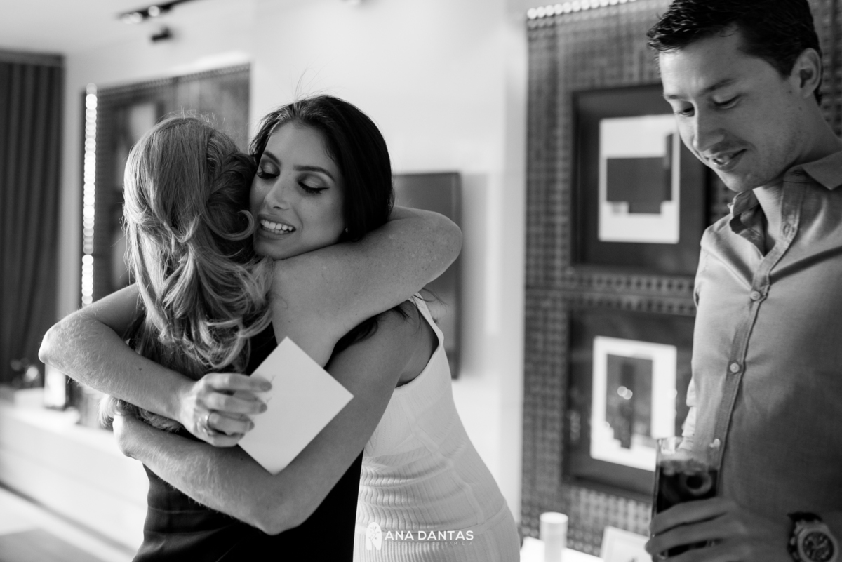 Abraço e carinho com a noiva 