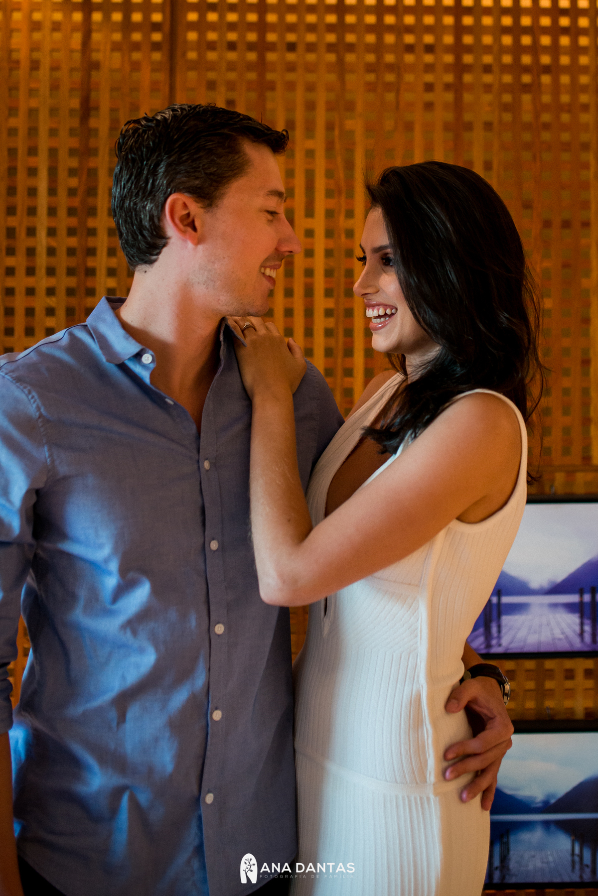 Olhar e sorriso apaixonado entre recém casados 