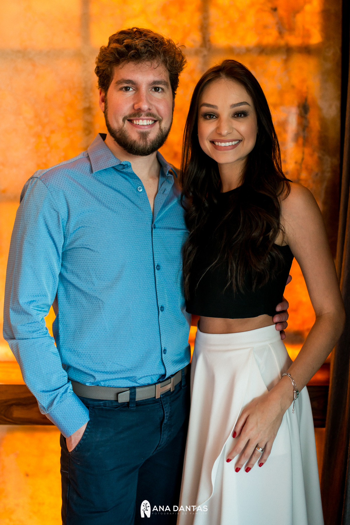 Noivo comemorando com convidada