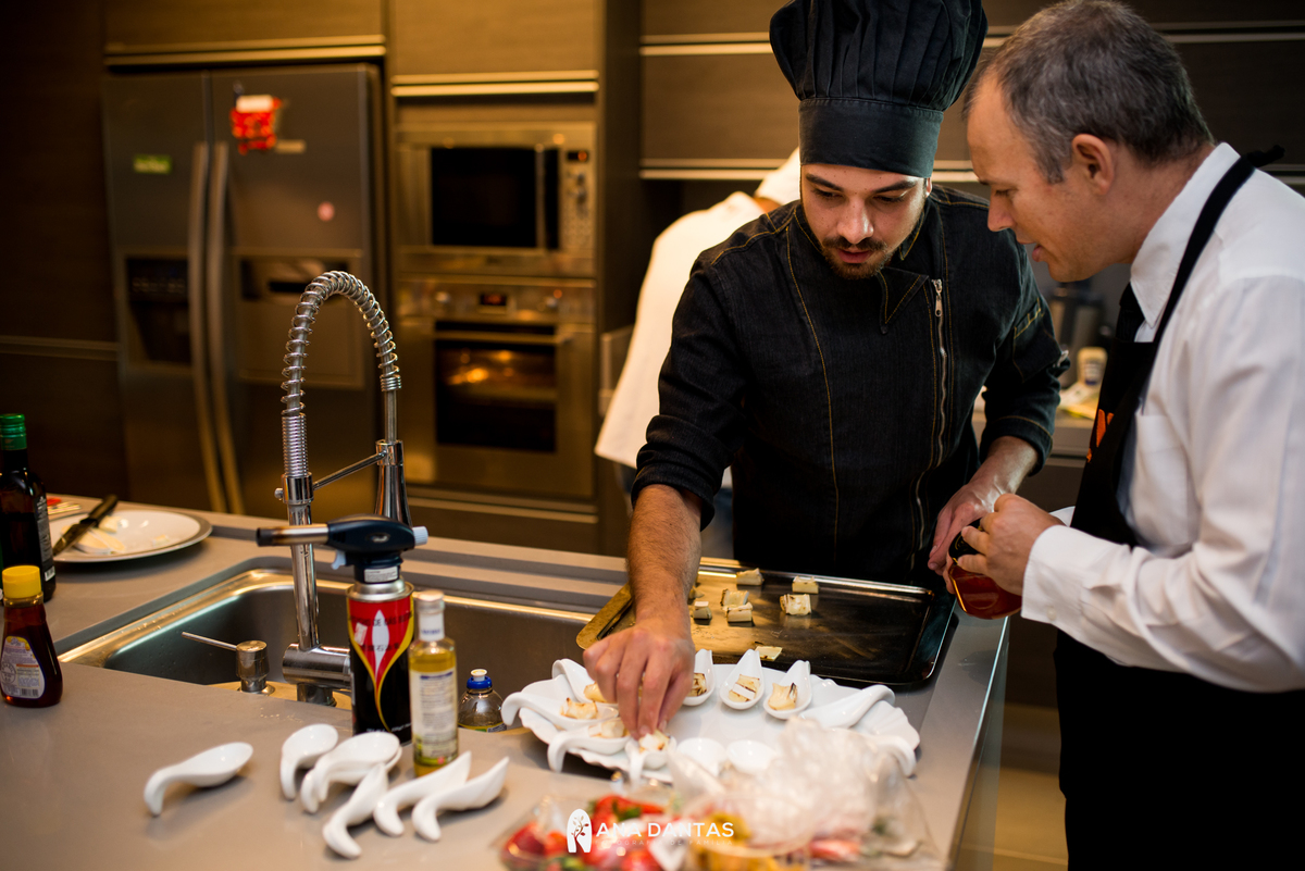 Observando a comida do dia do casamento 