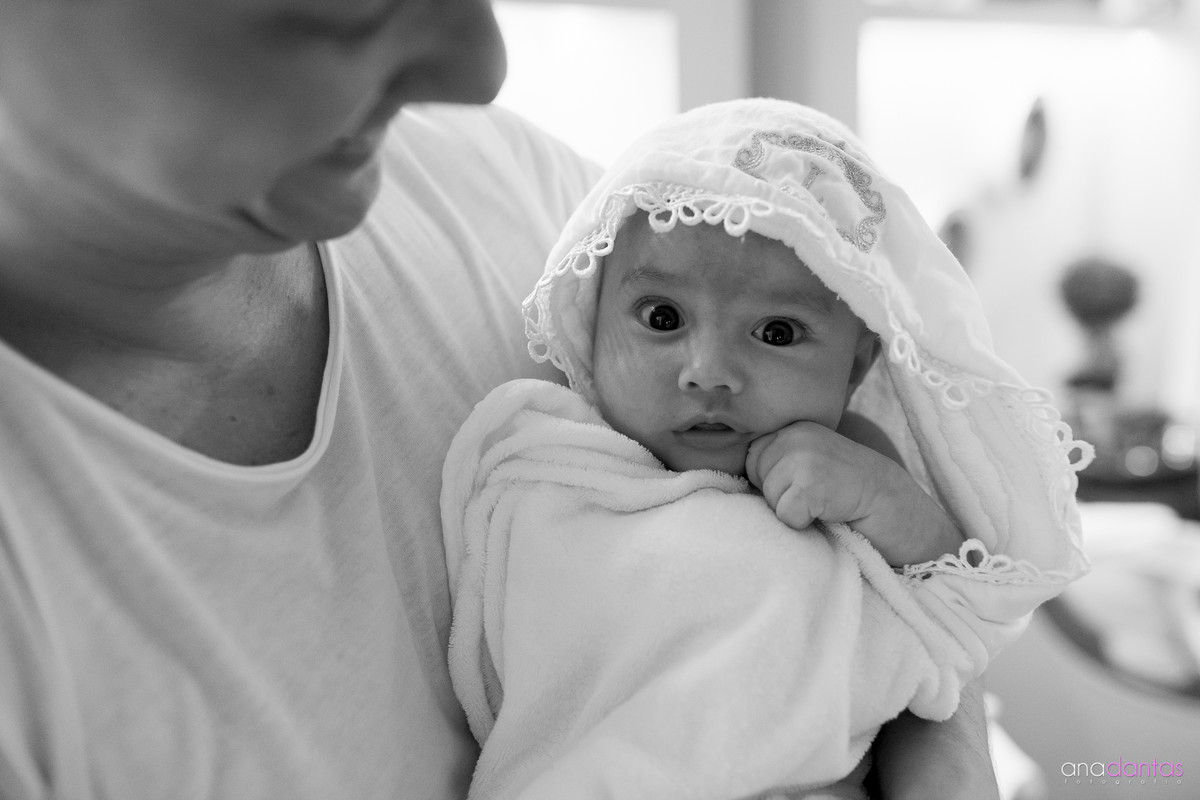 Nenem enroladinha na toalha 