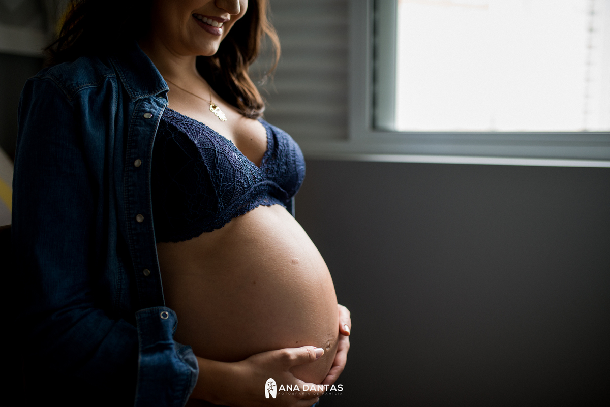 Mamãe com as maos na barriga