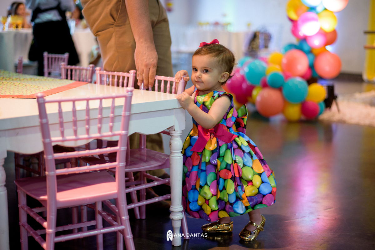 Livia  brincando na mesinha 