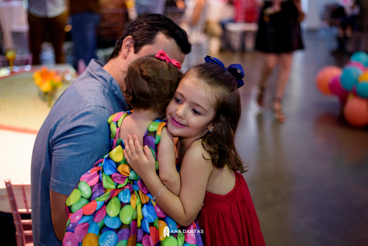 Abraço da amiguinha na livia 