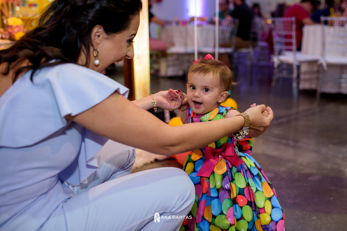 Livia dançando com a mamae 