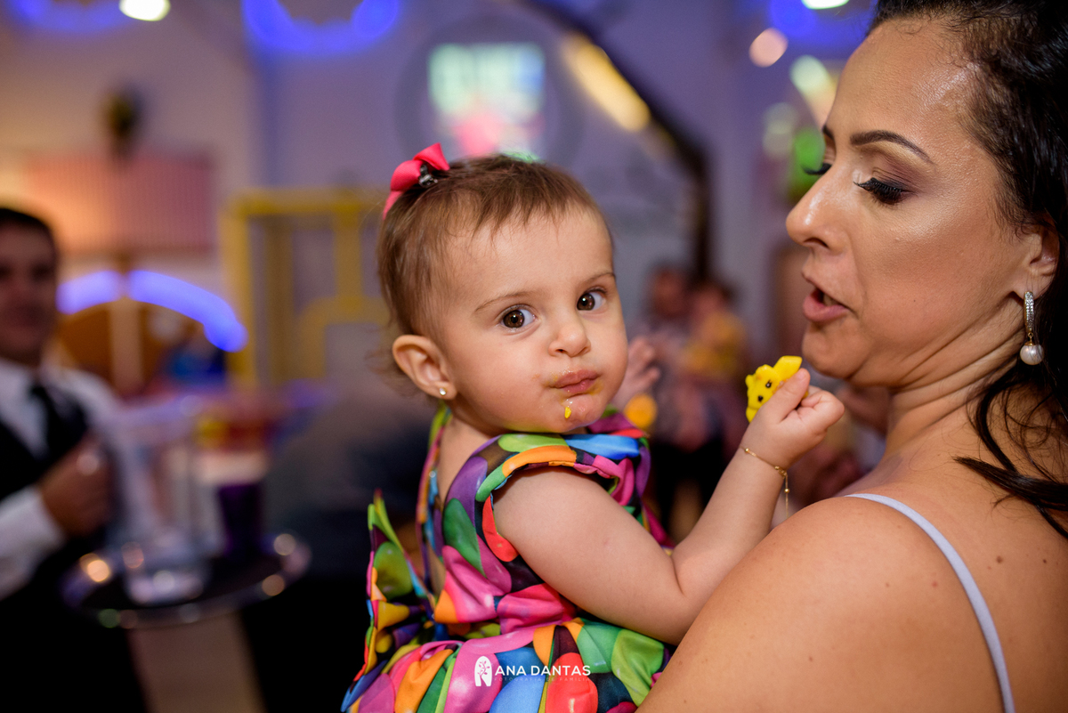 Bebe comendo docinhos da festa 