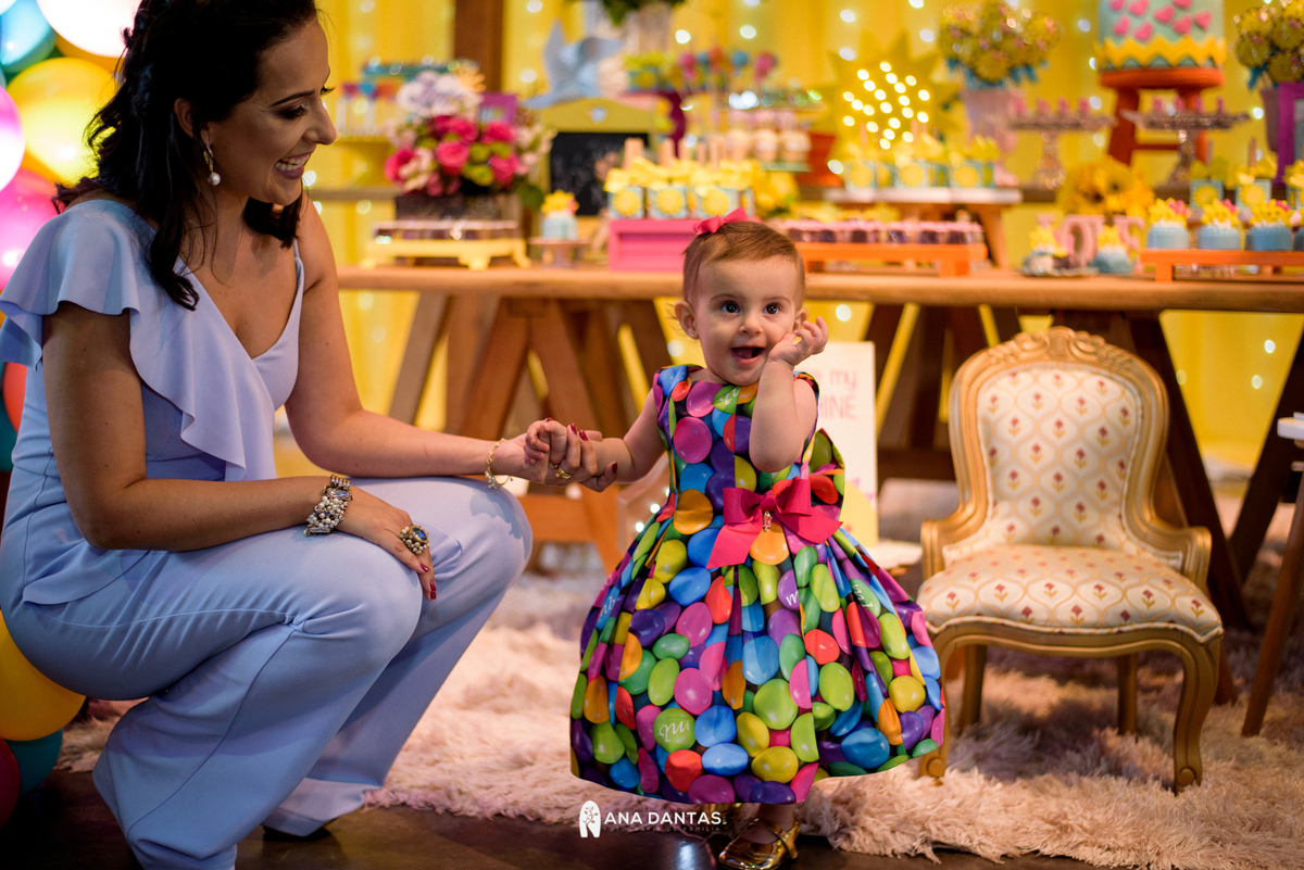 Livia com a mamae na sua festa 