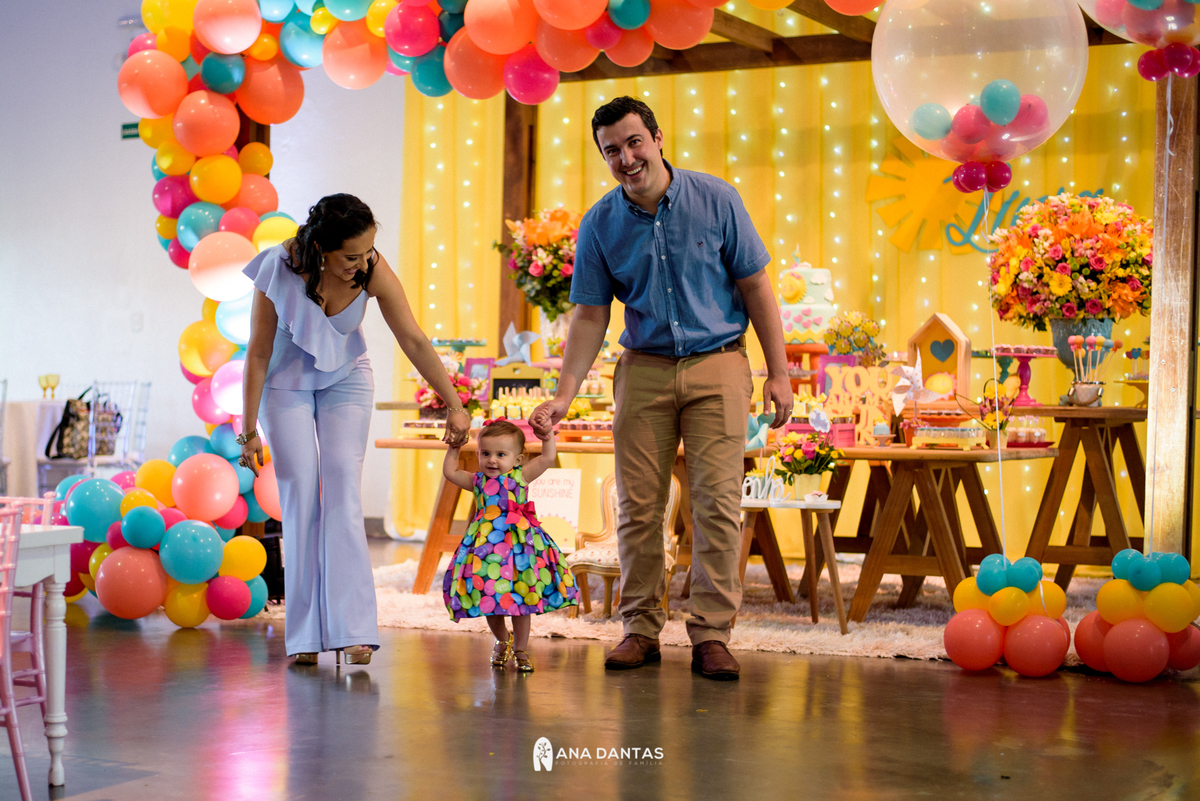 Livia andando com o papai e mamae 