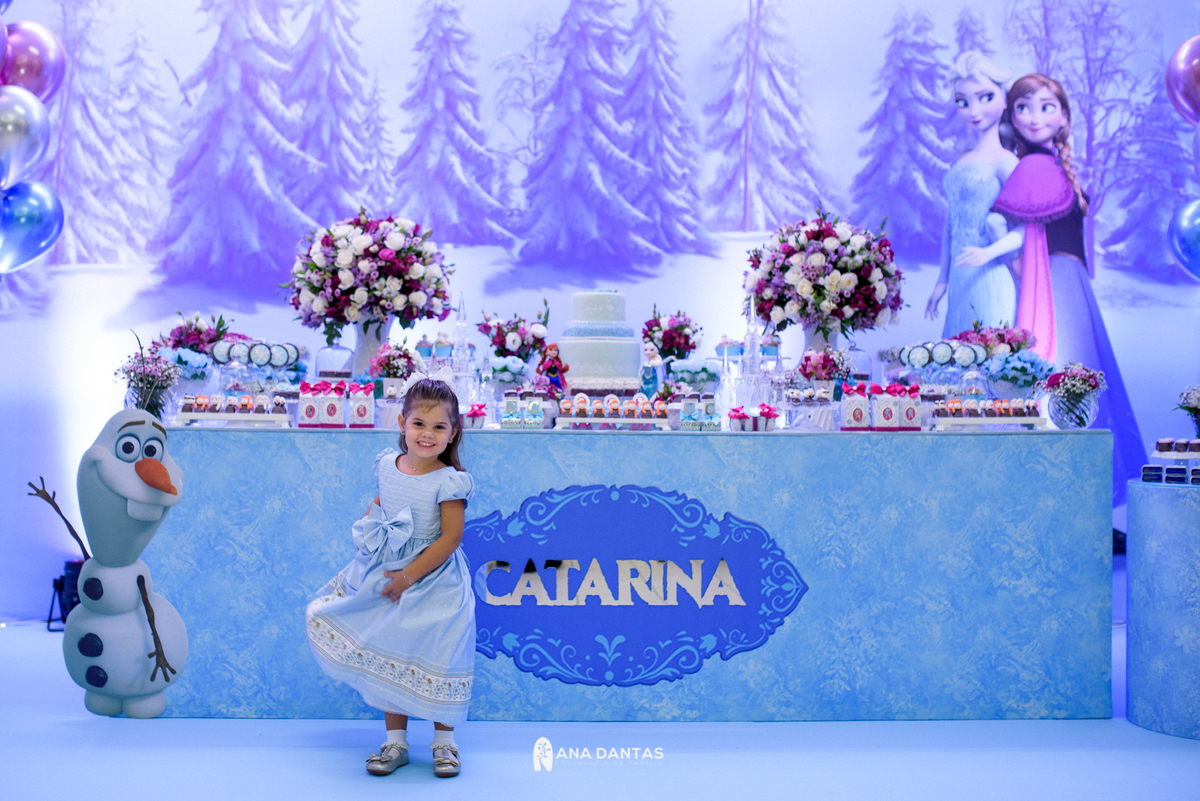 Catarina feliz com o frozen 