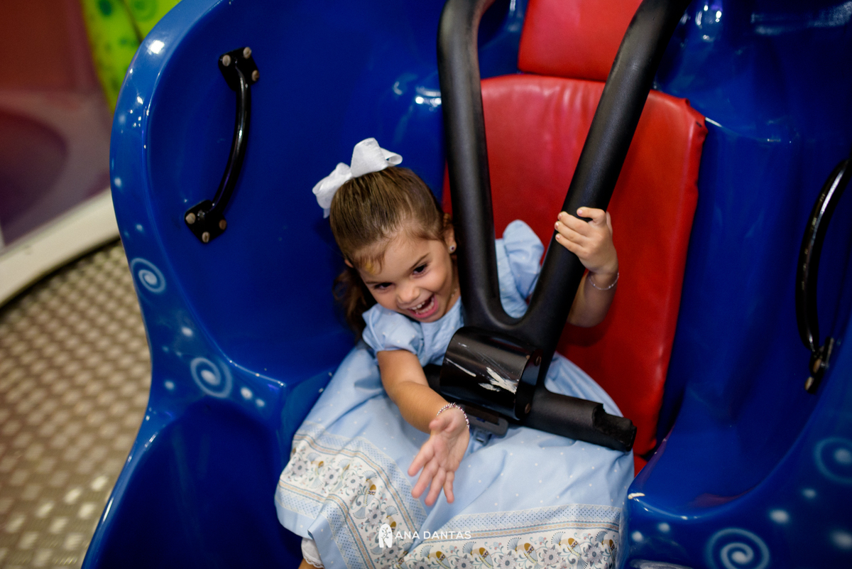 Catarina brincando em sua festa de aniversario 