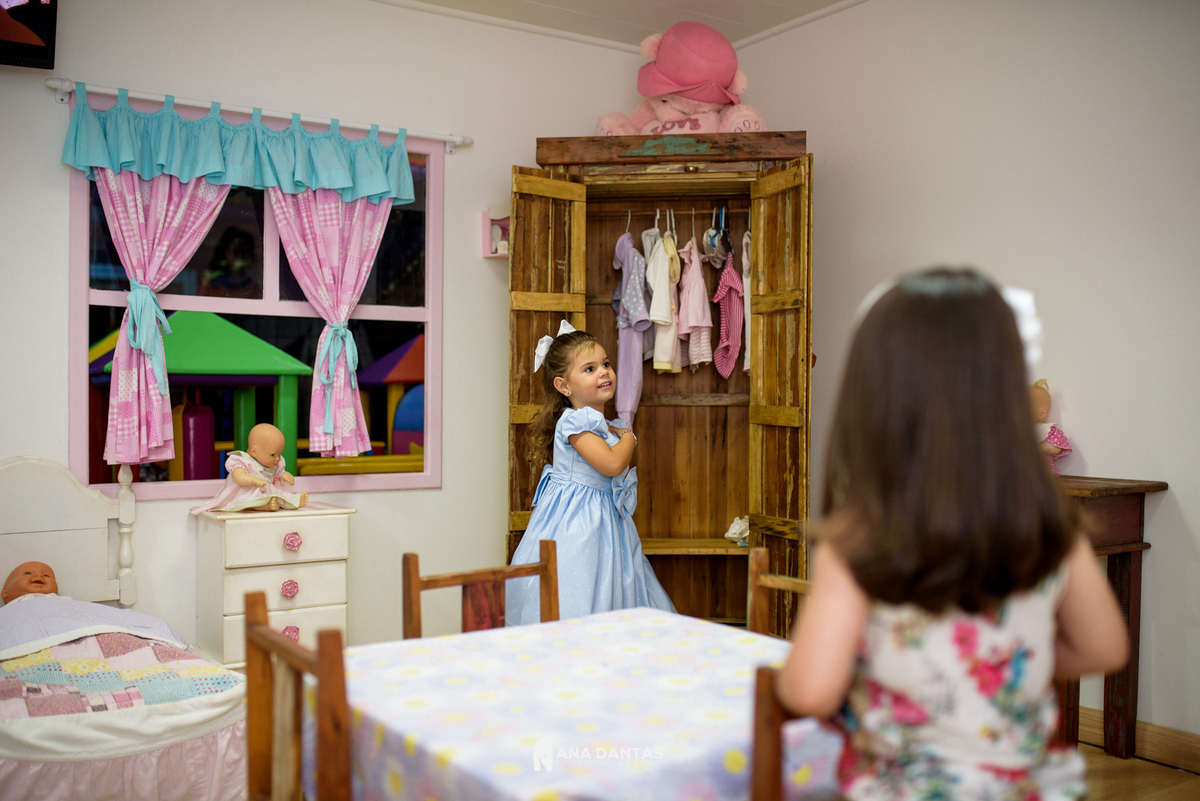 Brincando na casinha com suas amigas 