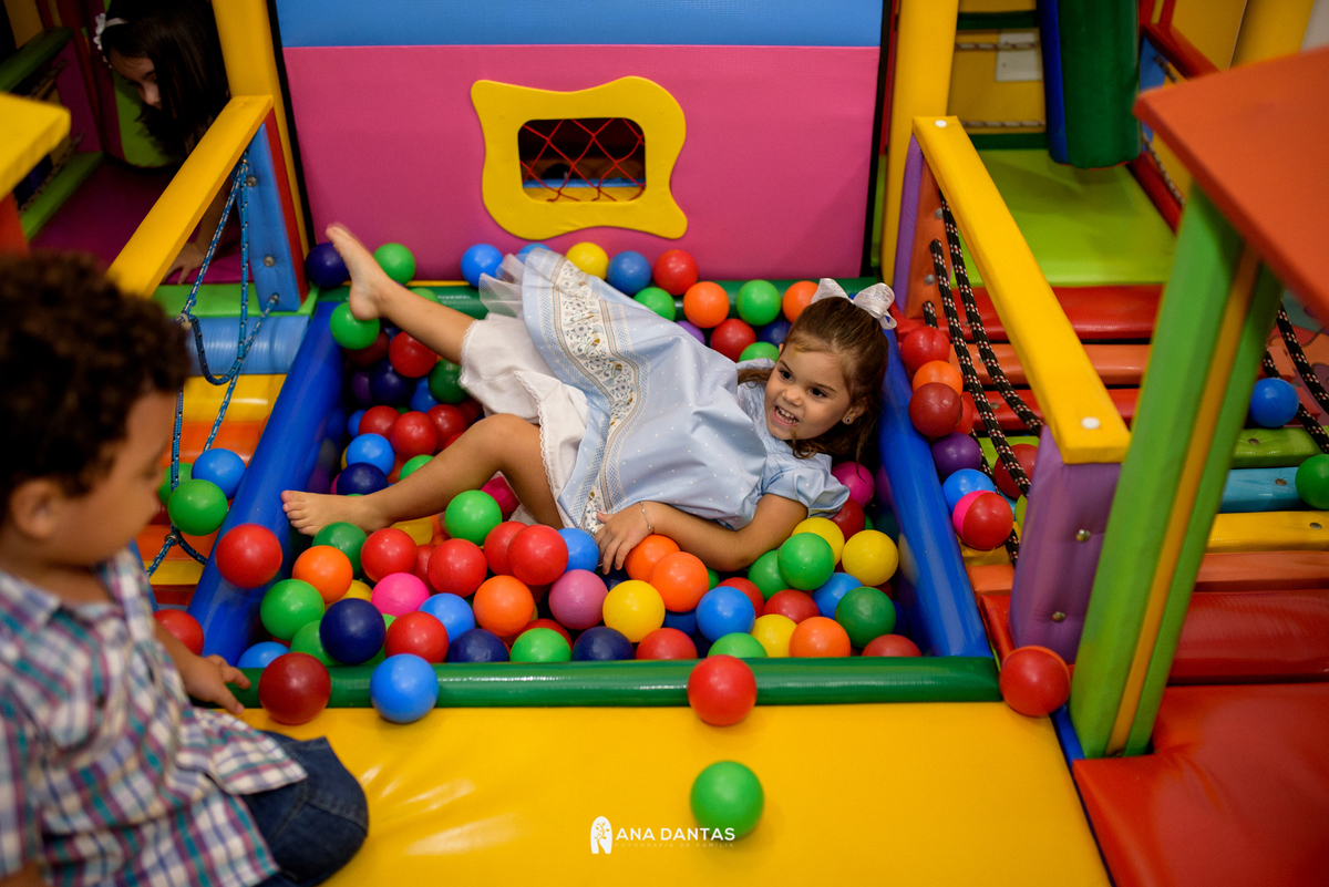 Brincando nas bolinhas em sua festa 