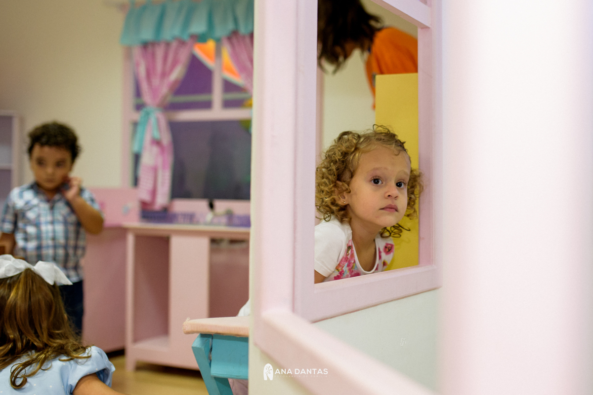 Amigos brincando na casinha 