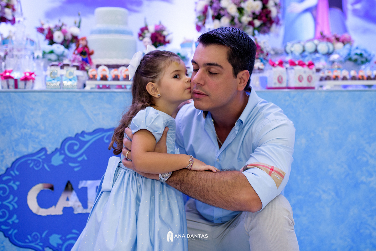 Papai ganhando beijo da filha 