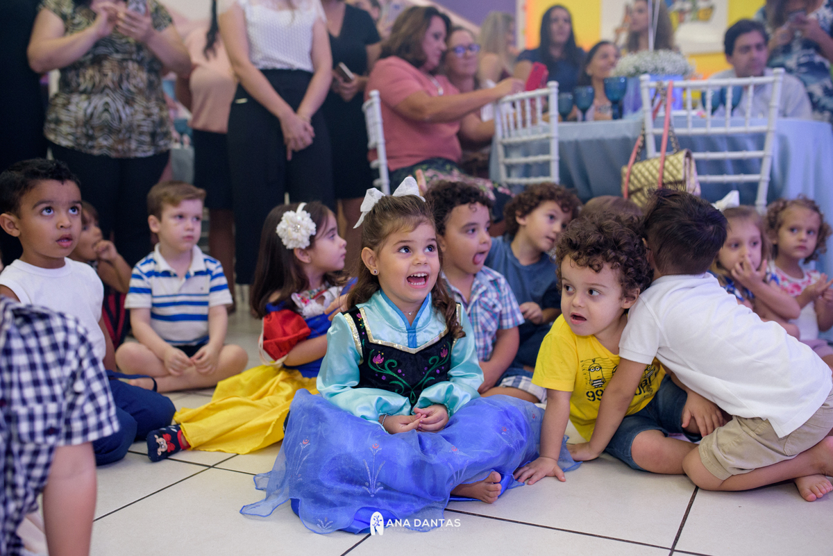 Catarina feliz com as princesas 