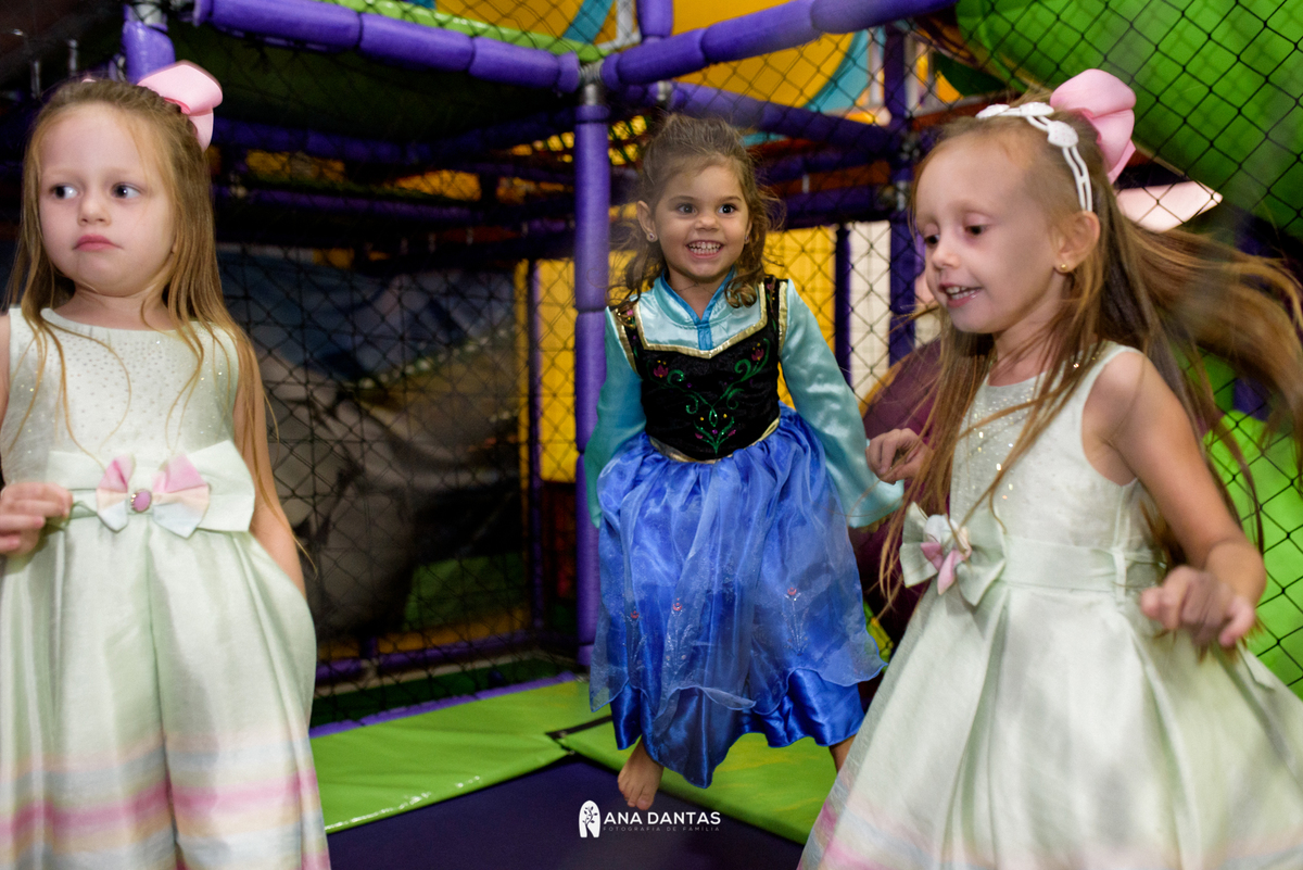 Brincando com as amigas no pula pula 