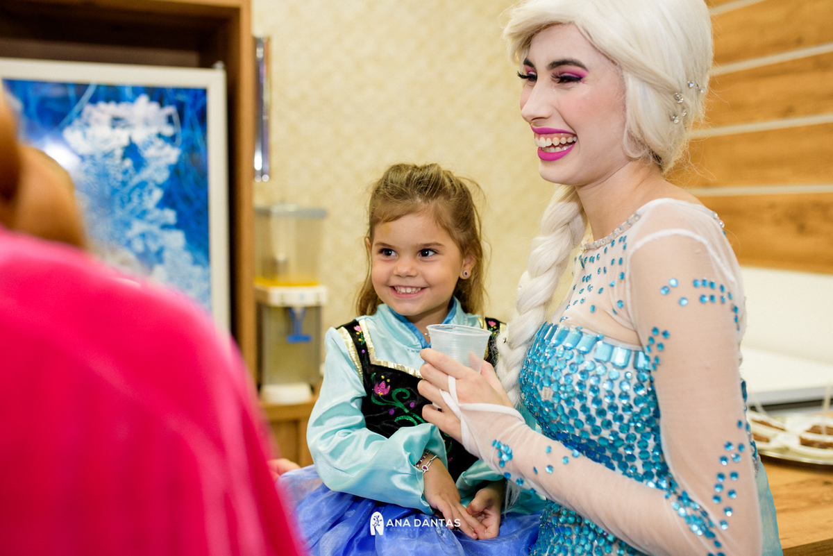 Elsa na festa do frozen 