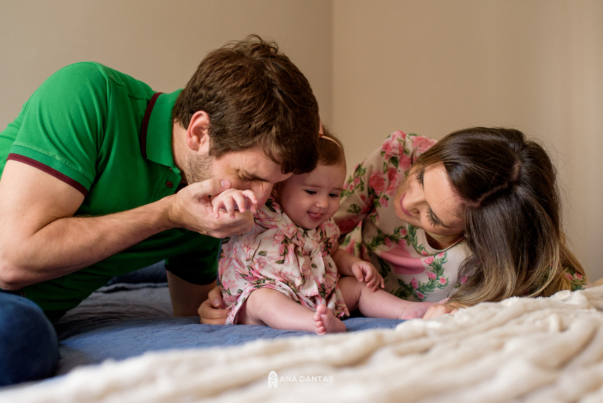Papai beijando a mao da bebe 