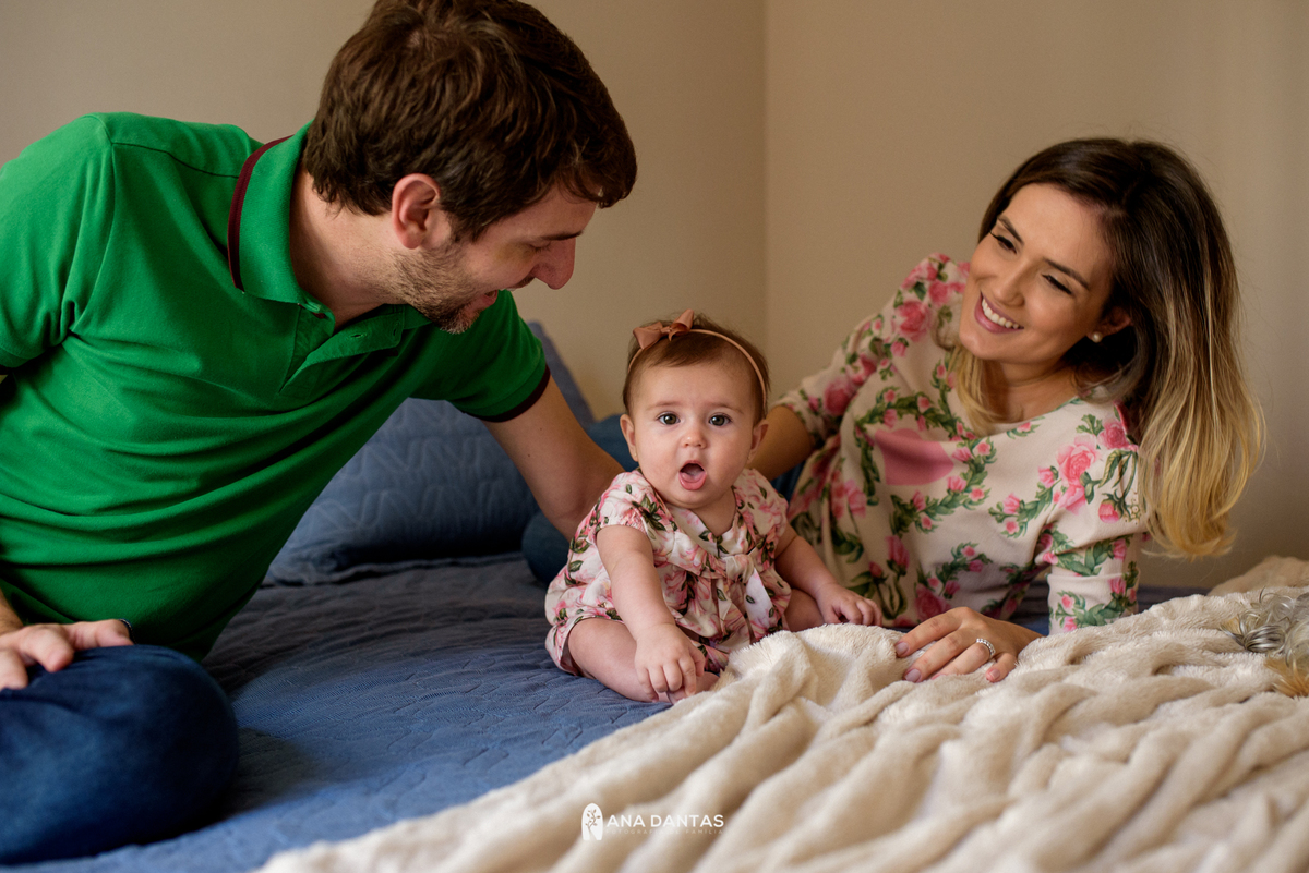 Papai olhando para filha 