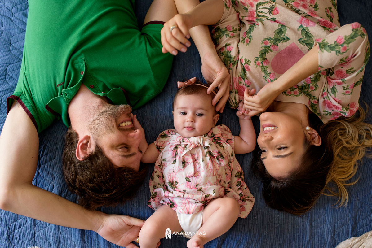 Familia deitada com a bebe 