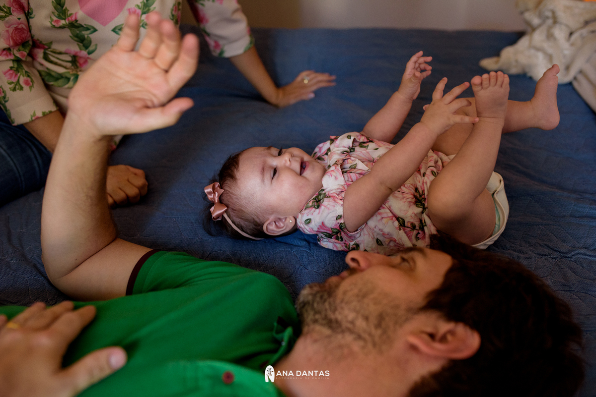 Pai brincando com sua bebe 