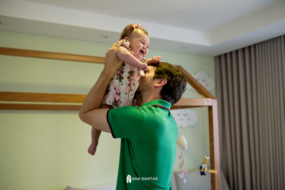 Pai brincando com a filha 