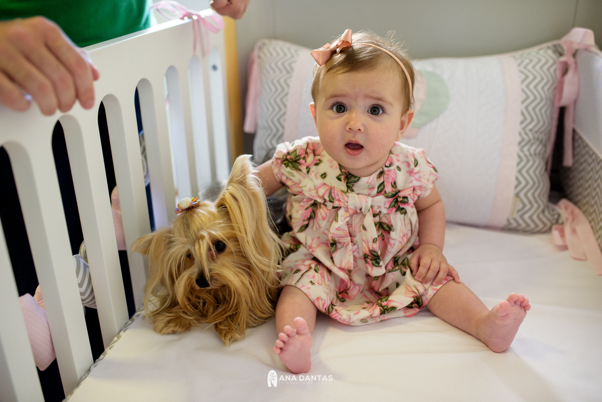 Bebe com seu cachorrinho