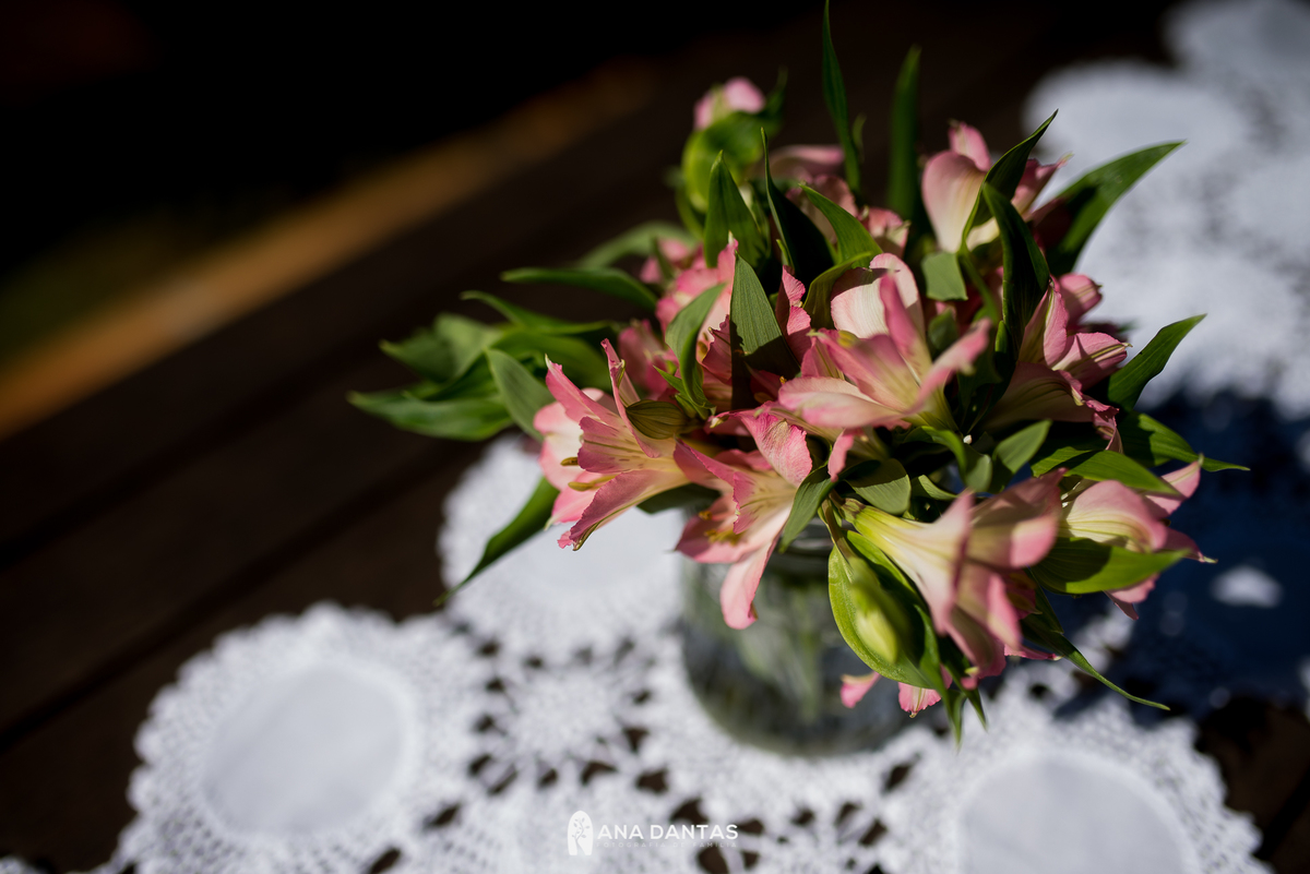 Enfeite de mesa com flores