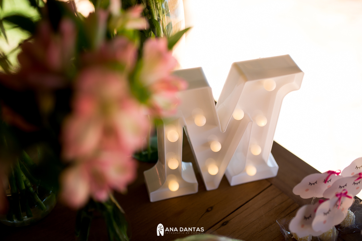 Mesa de decoração com luminaria M