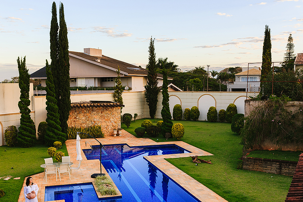 Ensaio de Gestante Solange e Sergio mamãe ao lado da piscina com o ceu azul