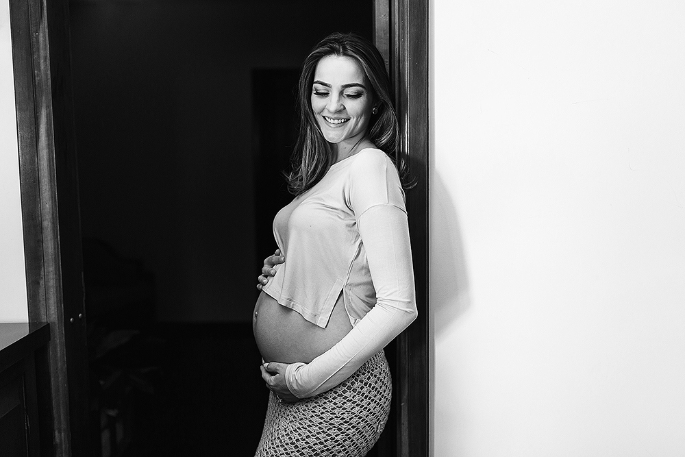 mulher encostada na porta