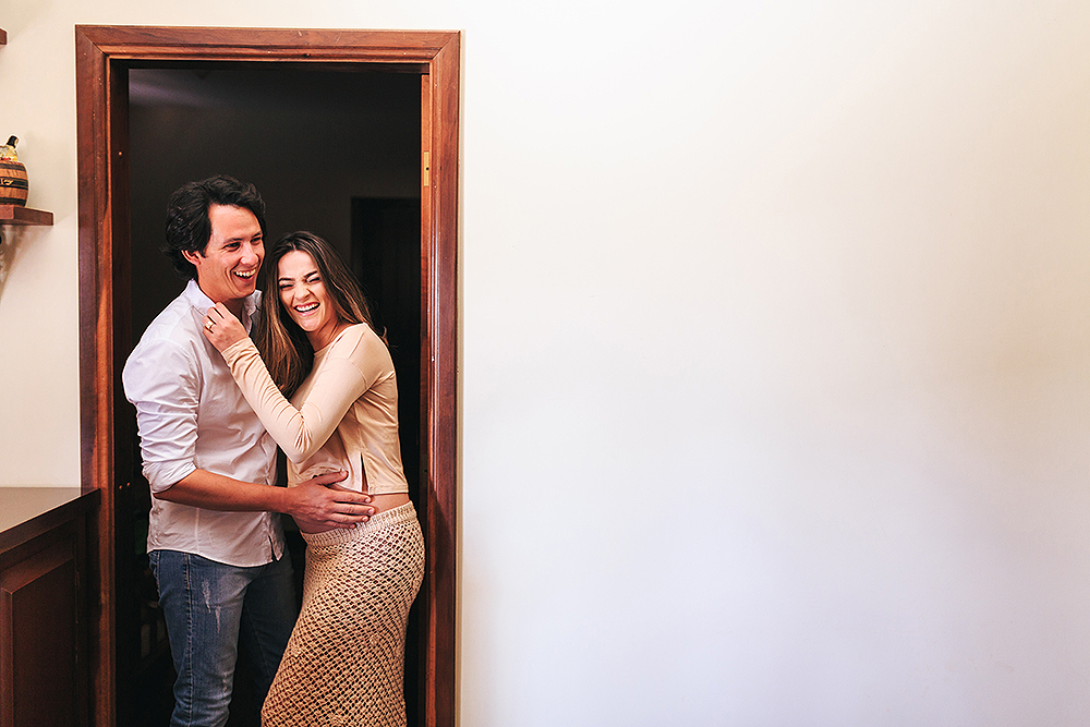 casal dando muita risada na porta