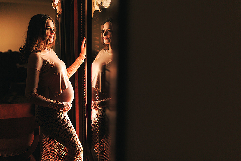 mulher encostada na porta