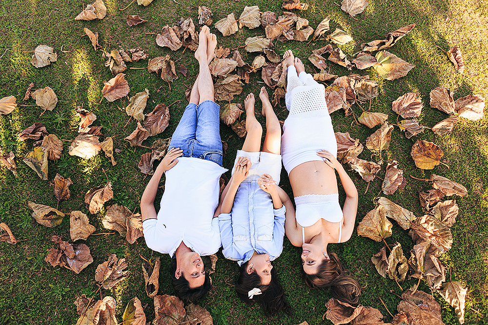 familia deitada no chao