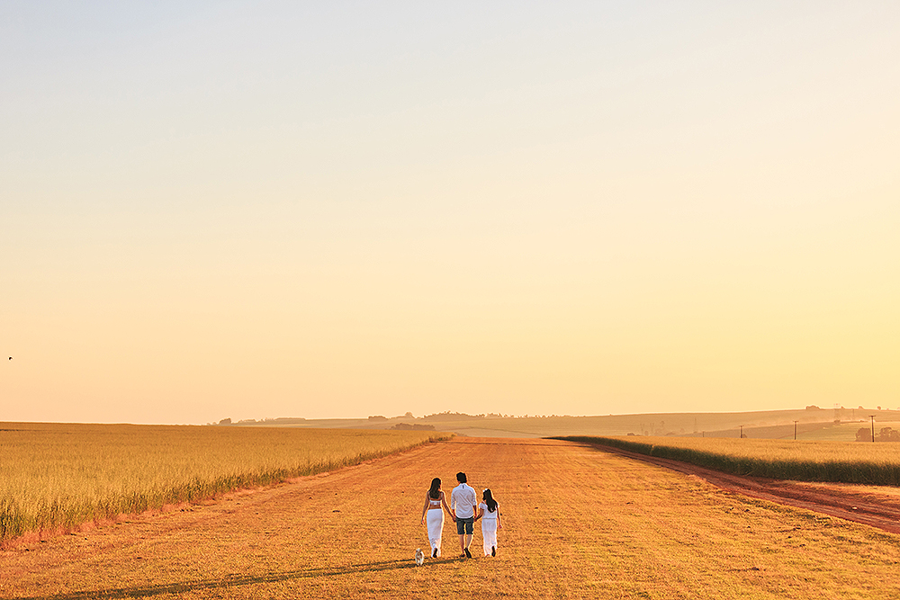 familia caminhando em direção ao sol
