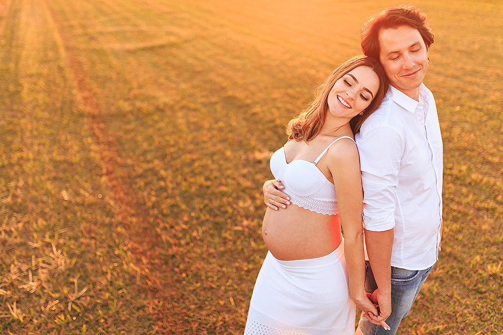 casal se abraçados de costas um para o outro
